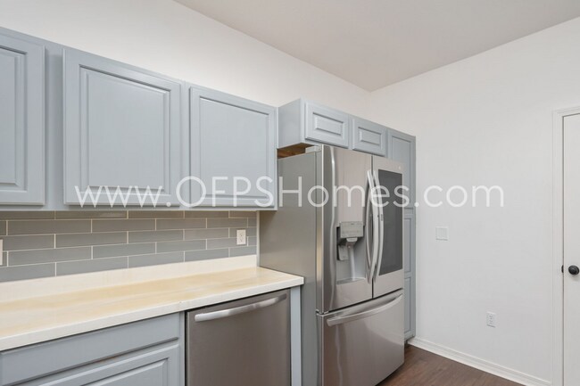 Building Photo - AVAILABLE BY JULY 15
