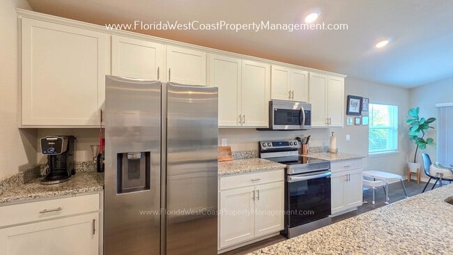 Building Photo - EXCEPTIONAL 3 BEDROOM/2 BATH HOME PLUS LARGE FENCED YARD! LONG TERM LEASE- UNFURNISHED!
