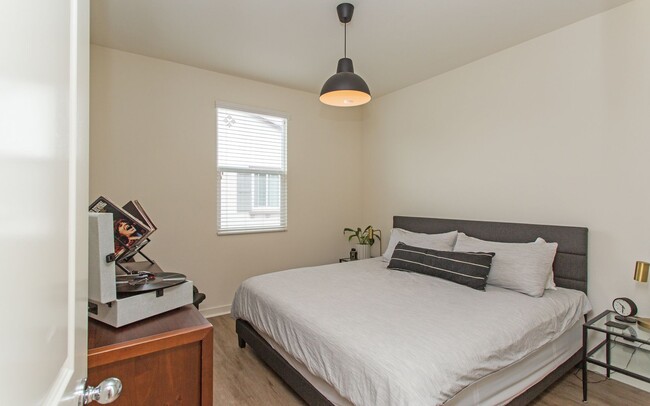 Building Photo - Large Corner-End Townhouse in Oceanside!