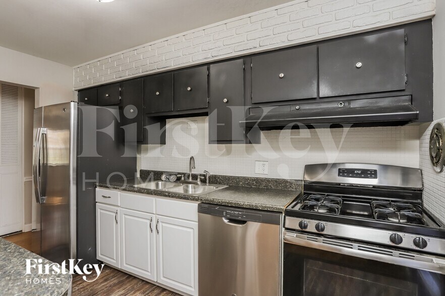 Building Photo - 105 Roland Ave