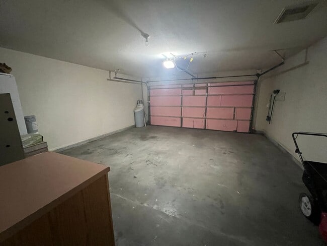 Building Photo - Beautiful 3 Bed 2 Bathroom home with Large Backyard