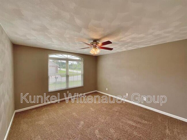 Building Photo - 48 Oak Pointe Cir