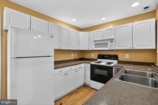 Building Photo - 1227 Meigs Pl NE