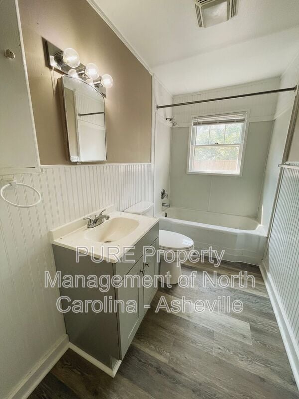 Building Photo - 164 N Spring St