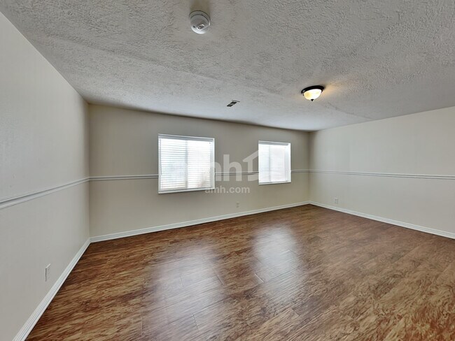 Building Photo - 243 W Peppermint Cir