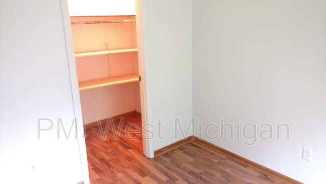 Building Photo - 6433 Wainscot Dr SE