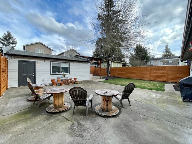 Building Photo - Charming 3Bed 2Bth Montavilla Neighborhood with Detached Additional Living Area and Backyard Grea...