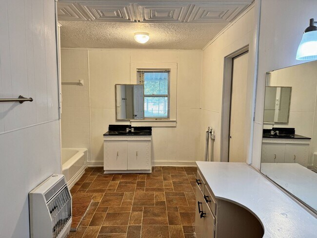 Building Photo - 3 Bed 1 Bath Craftsman Home