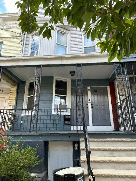Primary Photo - 75 Oak St