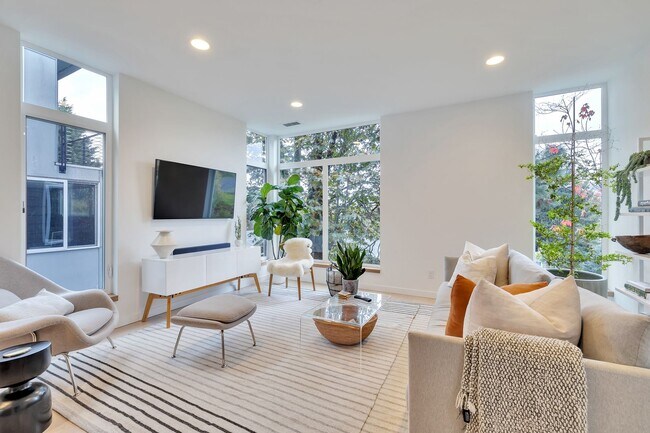 Building Photo - Modern stylish Madison Valley home