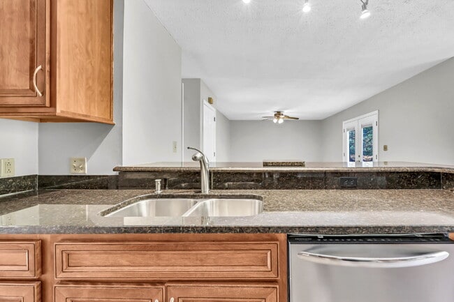 Building Photo - Spacious 3 Bedroom and 2.5 Bathroom