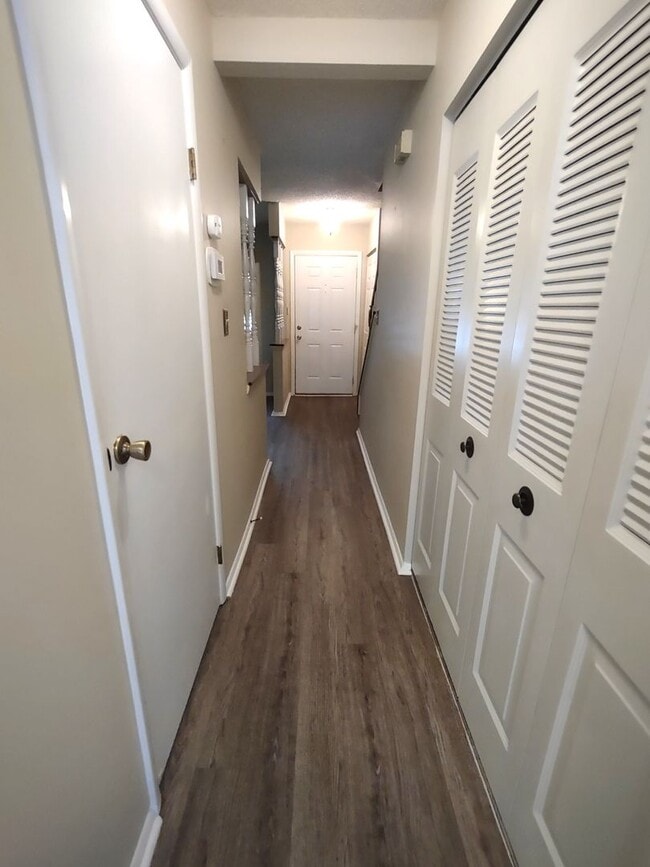 Building Photo - Beautiful Townhome located in Quail Hollow!