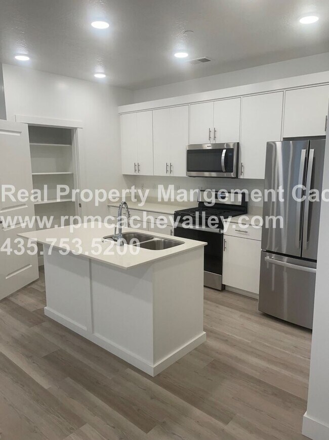 Building Photo - 472 W 40 S