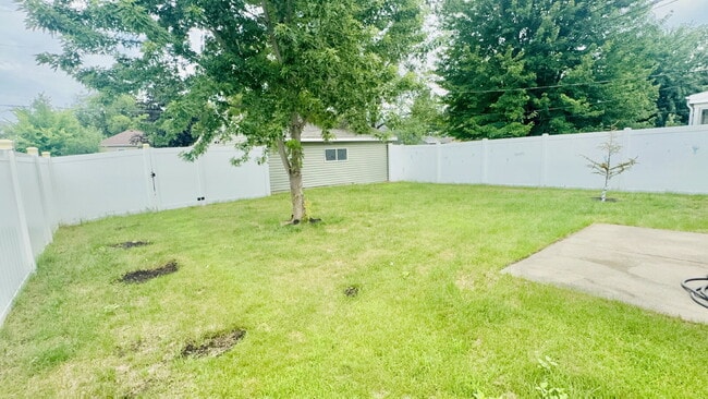 Building Photo - Charming 4-Bed Home with Gleaming Hardwood Floors, fully fenced backyard - 1500 Sq Ft in Minneapo...
