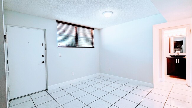 Building Photo - 3253 Foxcroft Rd