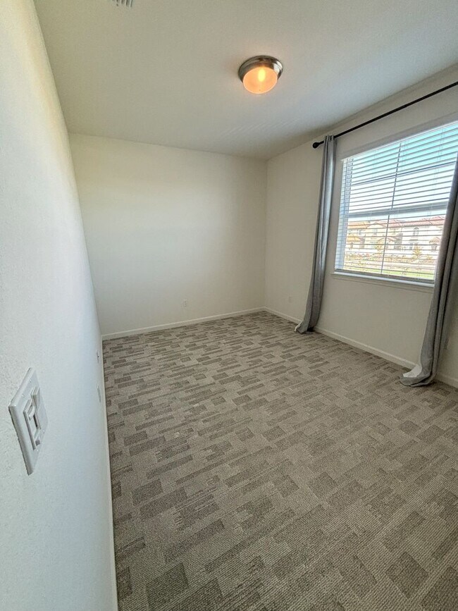 Building Photo - Beautiful Roseville House