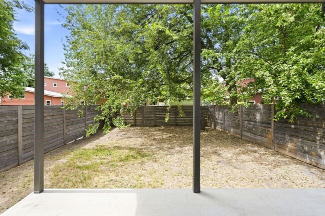 Building Photo - 935 E 51st St