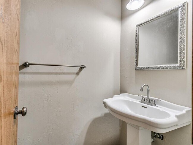 Building Photo - 1001 N Barn Hill Way