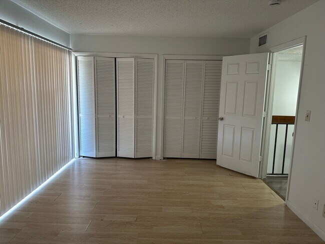 Building Photo - 931 SW 20th Ct