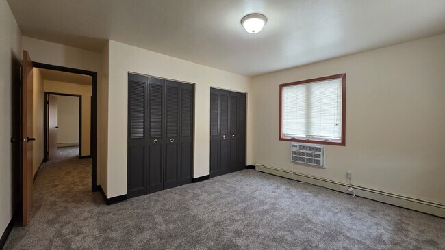 Building Photo - Spacious 2-Bedroom Townhouse w/ Water Incl...