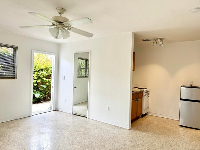 Building Photo - 1121 NE 16th Terrace