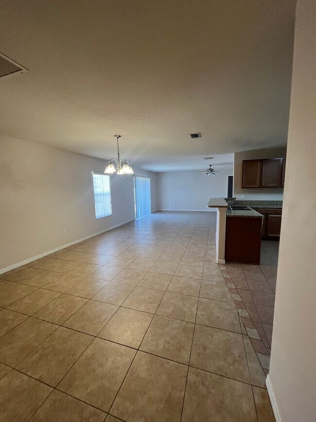 Building Photo - Beautiful Open Floor Plan 4 bedrom 2 Bath!