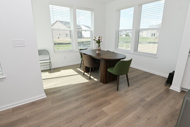 Building Photo - "Spacious 5-Bedroom Retreat with Luxurious Quartz Countertops & Fireplace on Deerberg Drive!"