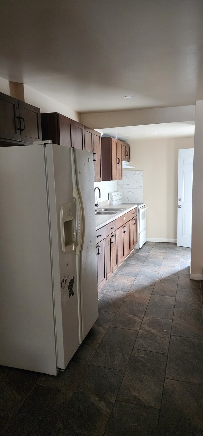 Building Photo - 639 Clinton St