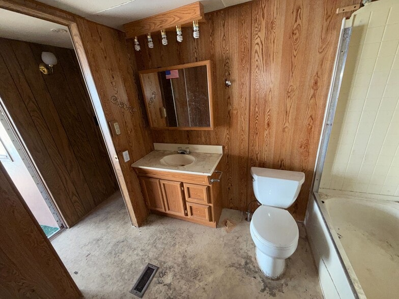 Building Photo - 3601 E Wyoming Ave