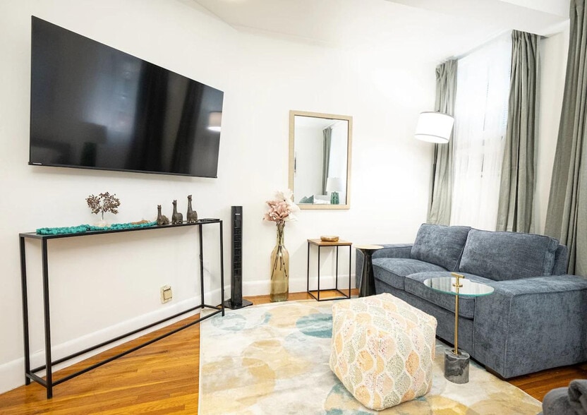 Building Photo - 330 E 74th St