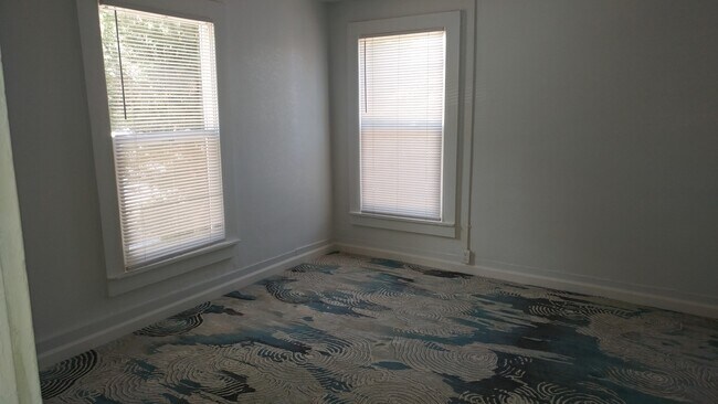 Building Photo - 2 Bedroom 1 Bath- House