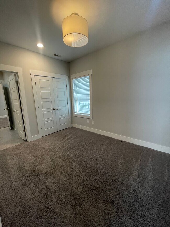 Building Photo - 1104A W Grove Ave