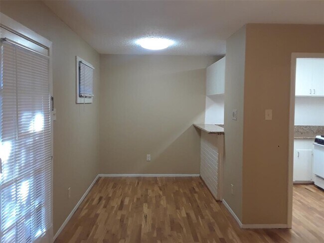 Building Photo - 1801 Cortlandt St