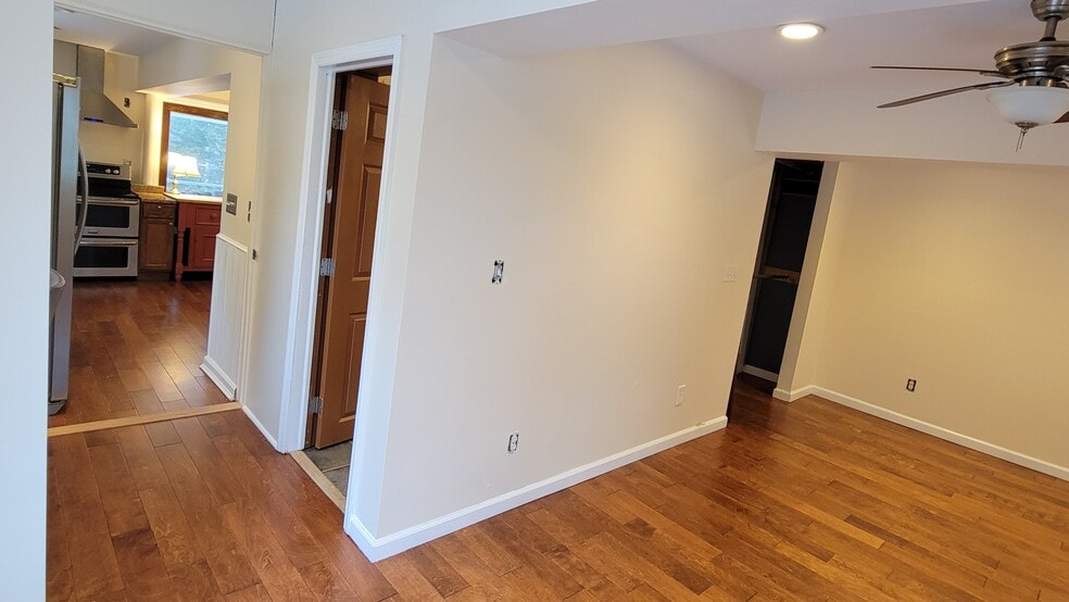 Building Photo - 10 Channel Ave