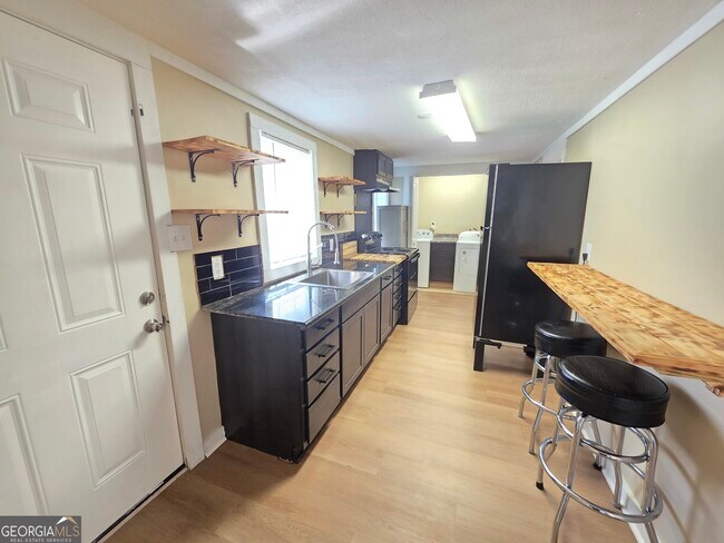 Building Photo - 1030 Dennis St