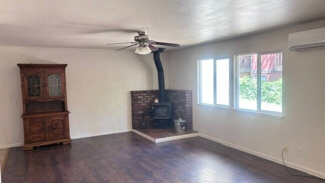 Building Photo - 2 Bedrooms in Pollock Pines Available May 1st