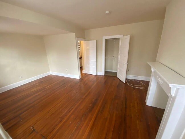 Building Photo - Incredibly Charming 3 Bedroom 2 Bath Victorian Style Farmhouse in Mount Pleasant! Just Steps From...