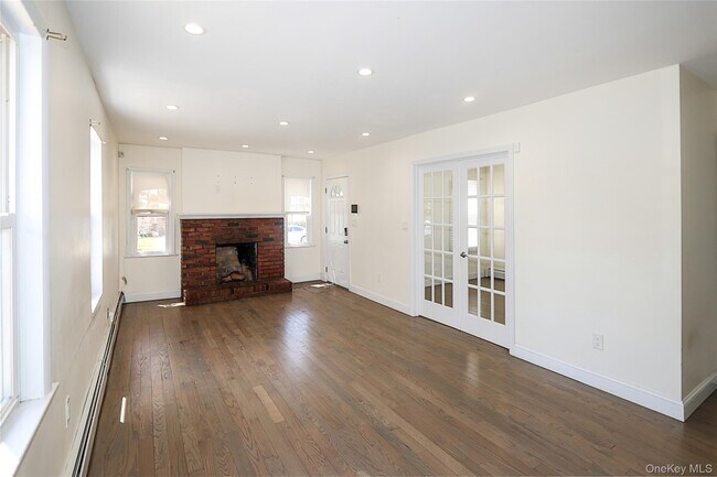 Building Photo - 987 Kings Pkwy