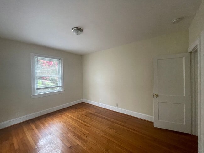 Building Photo - DOWNSTAIRS DUPLEX--2 BED/ 1 BATH IN THE HE...