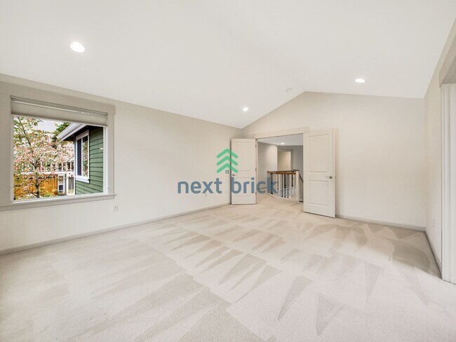 Building Photo - 4 bedroom, 2.5 Bathroom, 3 car garage Craftsman style home in Bellevue, WA