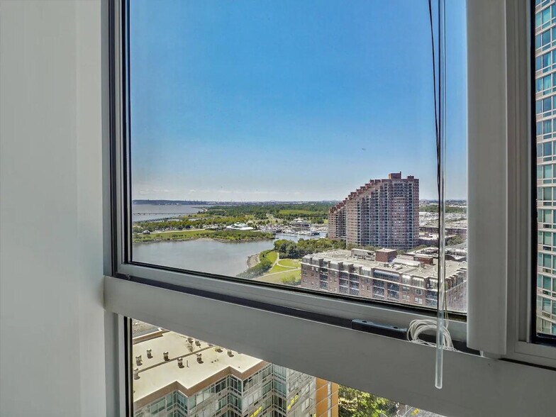 Building Photo - 33 Hudson St