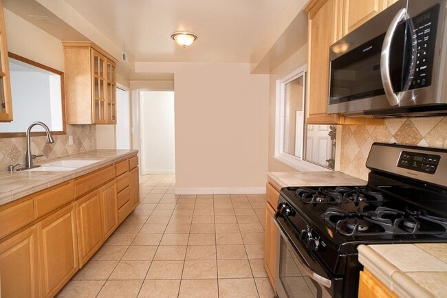 Building Photo - 22222 Strathern St