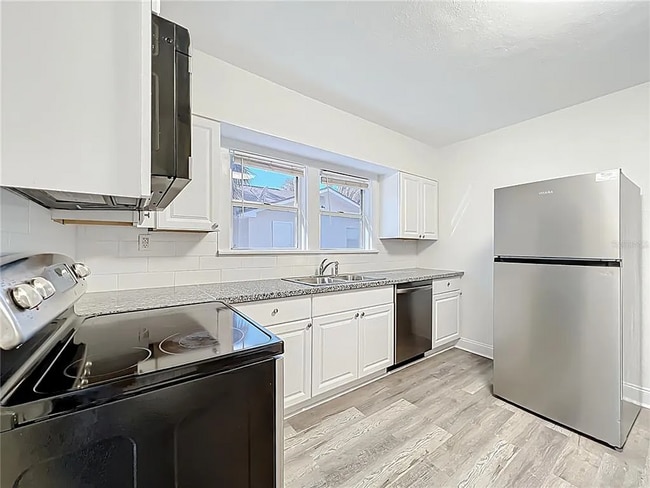 Building Photo - 944 18th Ave S