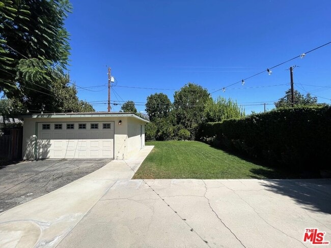 Building Photo - 520 N Beachwood Dr