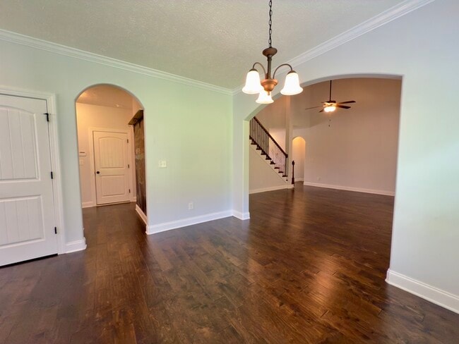 Building Photo - 532 Larkspur Dr