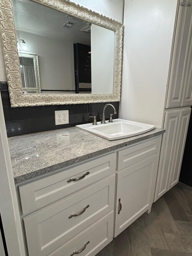 Building Photo - 2627 Bretton Rd