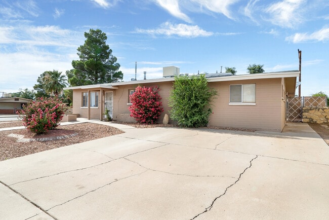 Building Photo - Cielo Vista 3 Bedroom 2 Bath