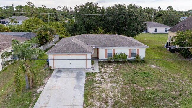 Building Photo - "Charming 3-Bedroom Retreat with 2 Full Ba...