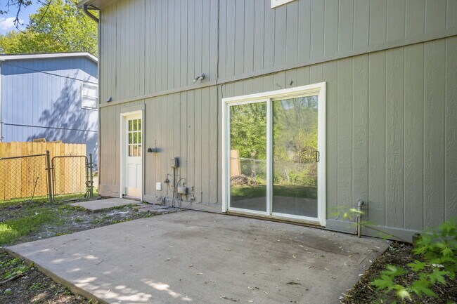 Building Photo - Spacious and updated townhome in Olathe!  1st month is Free!*