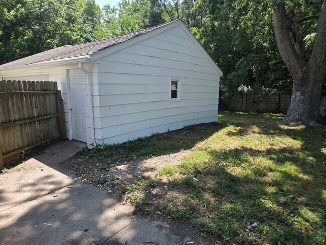Building Photo - Fully Remodeled for Immediate Move-In